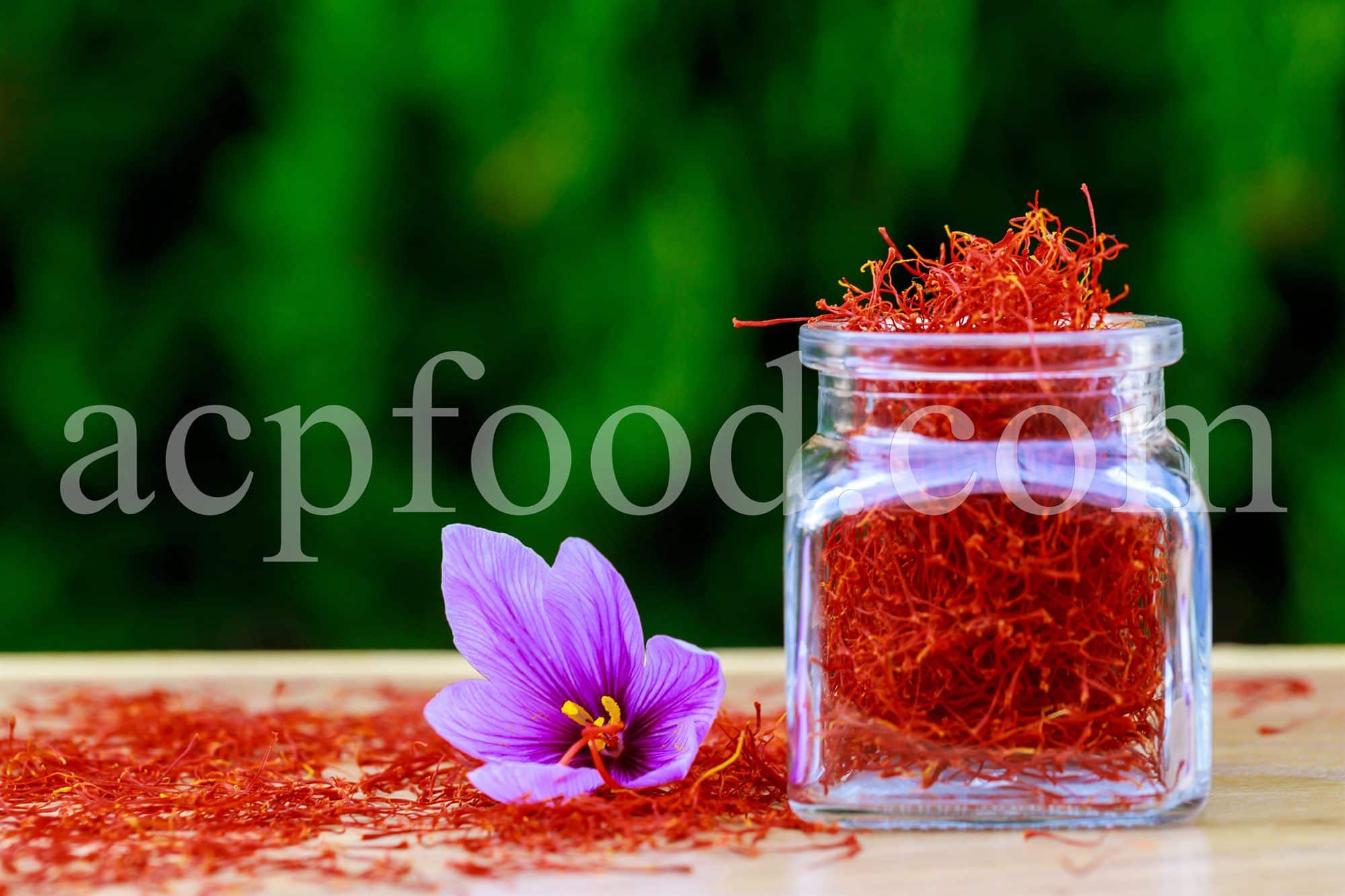 How to recognize real saffron. The different between real and fake saffron.