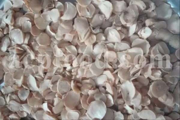 Clean and peeled Moosir bulbs before drying