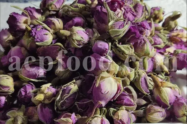 Hochwertige aromatische Damaszener-Rosenknospen und -Blütenblätter zu verkaufen. Großhändler, Lieferant, Exporteur und Anbieter von Rosa damascena-Knospen und -Blütenblättern in großen Mengen.