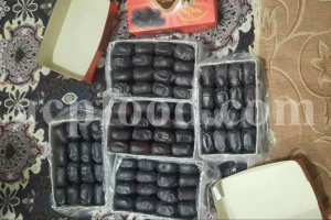 Packaged dry dates in clear retail-ready trays